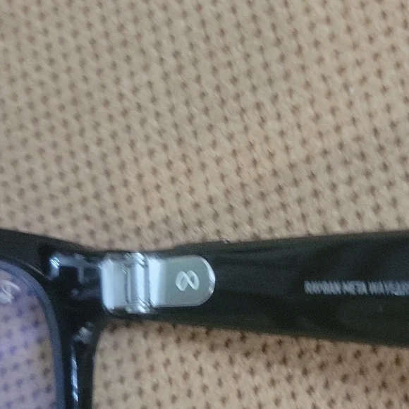 Ray-Ban Meta Glasses With Beige Case And Charger - Picture 7 of 14